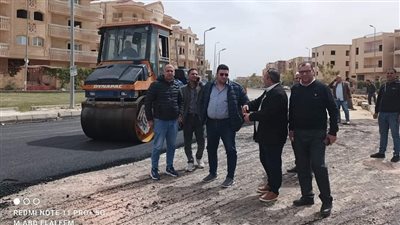 متابعة مستمرة لاعمال التطوير وصيانة الطرق الجارية بمدينة العبور