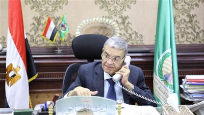 محافظ المنيا يهنئ الفائزة بلقب الأم المثالية