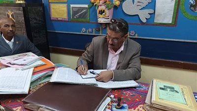 مدير تعليم نجع حمادي يتابع سير العملية التعليمية بمدرستي الحلفاية واللغات بالألومنيوم 