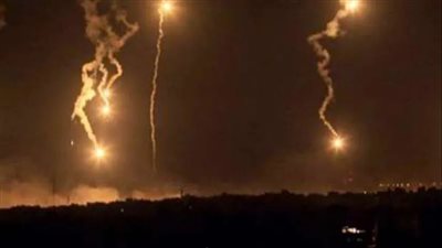 إطلاق نار تجاه سيارة مستوطنين والاحتلال يطلق قنابل إضاءة