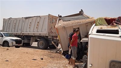  بسبب السرعة الزائدة وسوء الأحوال الجوية .. تصادم سيارتين نقل يعطل المرور بقها 