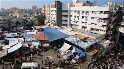 الهلال الأحمر الفلسطيني: الاحتلال يمنع أطقم الدفاع المدني إطفاء حريق مجمع الشفاء بغزة