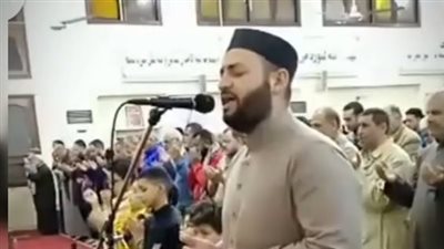 رغم برودة الطقس والأمطار.. الآلاف يؤدون صلاة التراويح بمساجد الإسماعيلية 