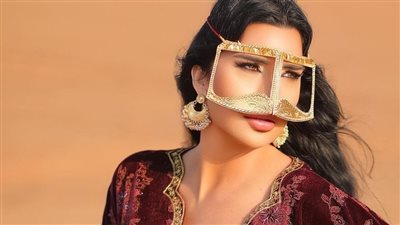 لاميتا فرنجية تبرز نحافة خصرها بالأبيض المكشوف