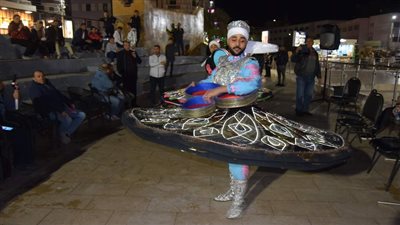 عروض التنورة تزيّن أولى 