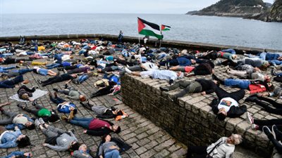 في رمزية تضامنية لافتة.. الإسبان يتظاهرون ضد إسرائيل 