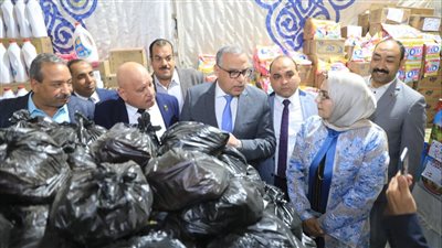 محافظ سوهاج يتفقد معرض 