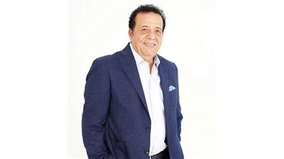 عاطف عبداللطيف يقدم العادات والتقاليد لشعوب ٣٠ دولة حول العالم فى رمضان والمعالم السياحية بها