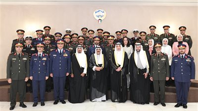 أمير الكويت يدعو الجيش لأقصى درجات اليقظة والاستعداد لمواجهة تحديات المنطقة