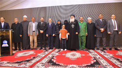 محافظ الغربية يتناول الإفطار مع عمال النظافة والأيتام