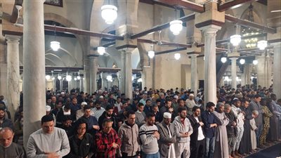 آلاف المصلين بالجامع الأزهر في الليلة العاشرة من رمضان