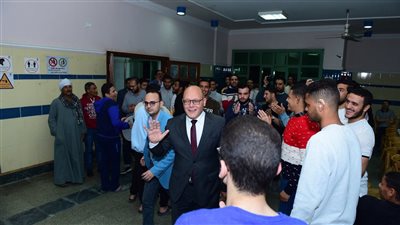 رئيس جامعة سوهاج يشارك طلاب الجامعة المغتربين الإفطار