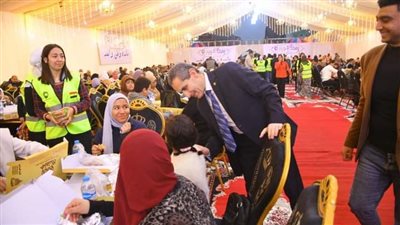 محافظ الغربية يشارك عمال النظافة الإفطار