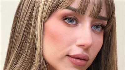 فرح الزاهد أمام مرايتها تتألق بالمخمل المرصع