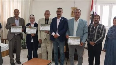 مدير تعليم دشنا يكرم الفائزين بمسابقة 