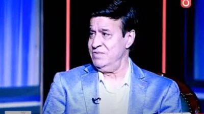 حلمي عبدالباقي يبكي على الهواء بسبب شقيقته (فيديو)