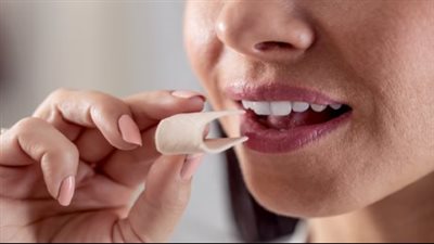 علاقة مضغ العلكة الخالية من السكر بالإصابة بمرض السكري.. أطباء يكشفون مفاجأة