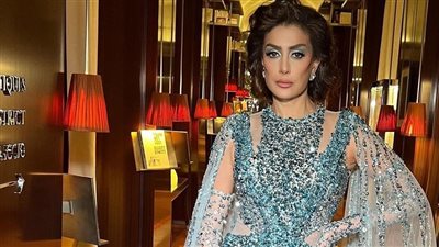 غادة عبدالرازق تطل بالجلد وتبرز شبابها