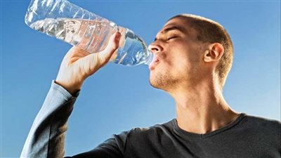 4 أضرار قد تحدث نتيجة شرب كميات زائدة من الماء