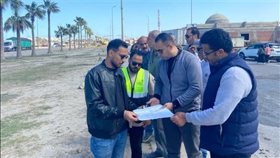 رئيس دمياط الجديدة يتفقد أعمال رفع كفاءة محاور الطرق بمنطقة الميناء