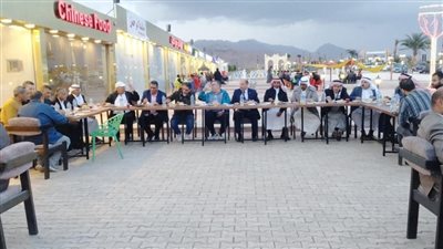 بمشاركة السائحين.. تنظيم أطول مائدة إفطار بمدينة دهب للعام السادس