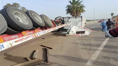 سرعة جنونية.. مقطورة تطيح بسيارة ملاكى ومصرع شخصين بغرب الاسكندرية 