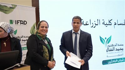 منح أستاذ جامعي بسوهاج جائزة الدكتور محمد الشال في علوم البساتين 