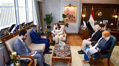 وزيرة الهجرة تبحث التعاون مع هاني موريس أستاذ جراحات الأورام والمناظير بكلية طب القصر العيني 