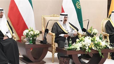 أمير الكويت يدعو الأجهزة الأمنية إلى اليقظة والجاهزية الدائمة
