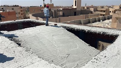 رئيس جهاز الشروق يُزيل دور مخالف بأحدى العقارات السكنية