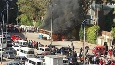 احتراق أتوبيس عقب اصطدامه بتاكسي في فيصل 