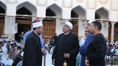 العاشر من رمضان.. قيادات الأزهر يشاركون الوافدين إفطارهم