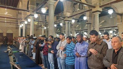 يرجون القبول.. آلاف المصلين من جنسيات مختلفة يؤدون العشاء والتراويح بالجامع الأزهر