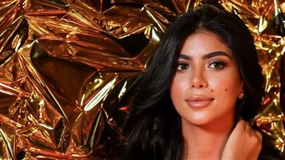 كارولين عزمي ساحرة بالأسود المجسم