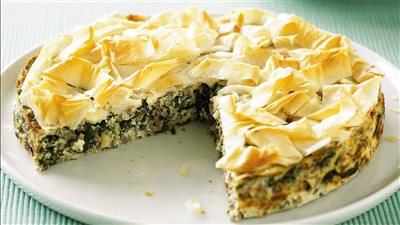 اخرجي عن المألوف واصنعي فطيرة السبانخ بالجبنة في رمضان