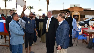محافظ جنوب سيناء يتفقد مائدة الرحمن بطور سيناء ويطمئن على الطعام