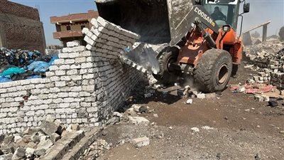 إزالة 7 مخازن على أملاك الدولة بالخانكة