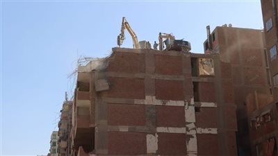 محافظ القليوبية يتابع أعمال إزالة برج مخالف بحى غرب شبرا الخيمة
