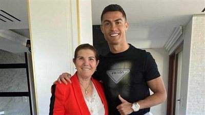 في عيد الأم.. أمهات صنعن مجد أساطير كرة القدم