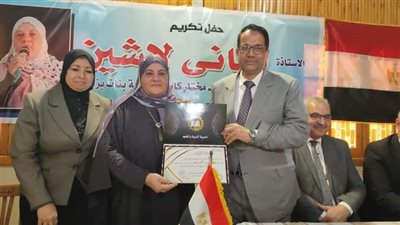 وكيل تعليم الغربية يكرم أماني لاشين مدير مدرسة الشهيد مختار كامل