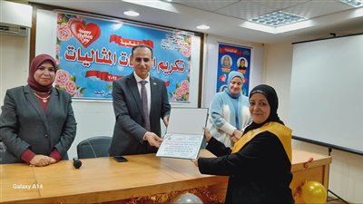 تكريم الأمهات المثاليات من العاملات بصحة البحيرة 