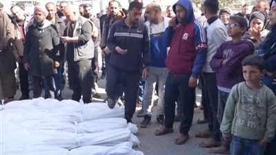 فلسطينيون يقيمون صلاة الجنازة على أرواح تسعة أشخاص قُتلوا في دير البلح
