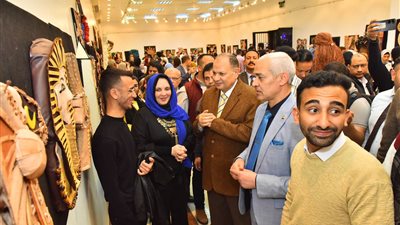 كلية التربية النوعية بجامعة أسيوط تنظم معرضًا فنيًا بعنوان 