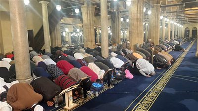 آلاف المصلين من مختلِف الدول يقصدون الجامع الأزهر لأداء التراويح