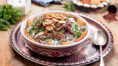 إفطار فلسطيني.. طريقة عمل فتة المسخن باللوز والرمان