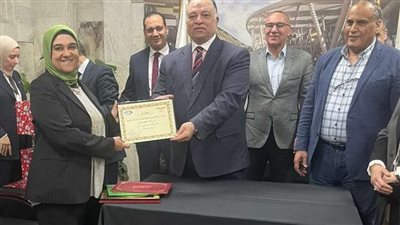 بالورود والهدايا.. القابضة للمطارات تحتفل بعيد الأم