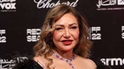 ليلى علوي تهنئ متابعيها بمناسبة عيد الأم وتتألق بالكاجوال اللافت