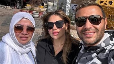 رامي صبري يحتفل بعيد الأم برفقة والدته وزوجته 
