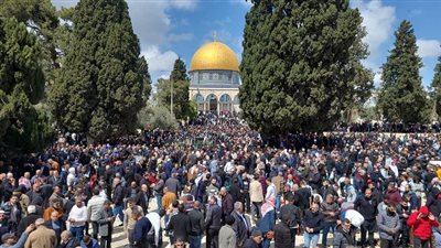 120 ألفا يؤدون صلاة الجمعة الثانية من رمضان في 