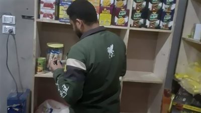 إعدام مواد غذائية متنوعة ومنتهية الصلاحية بالفرافرة في الوادي الجديد 